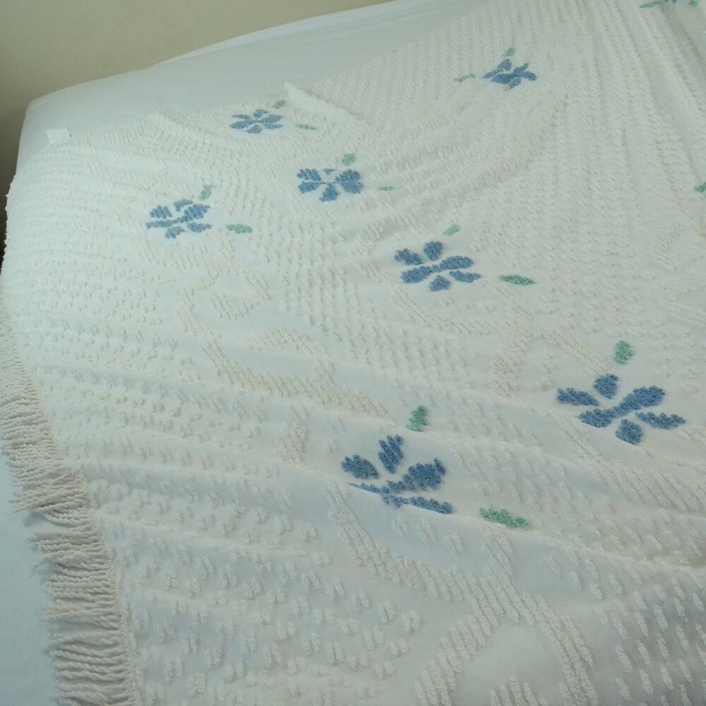 Vintage Chenille Coverlet Blue White Fringe Queen ? King ? 93 x 118 Cottagecore - Picture 12 of 15